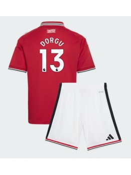 Otroški Nogometna dresi replika Manchester United Patrick Dorgu #13 Domači 2026-27 Kratek rokav (+ hlače)